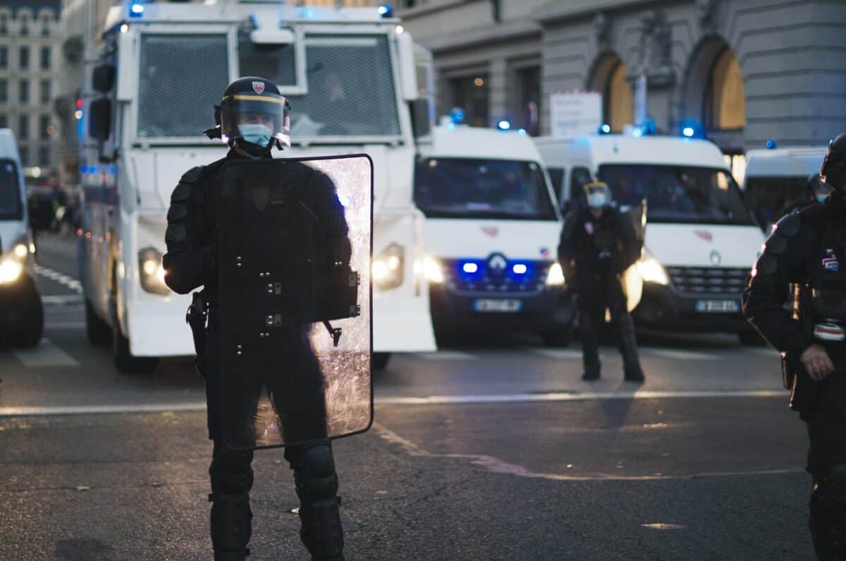 macron-police-actualites-liberticide-letotebag