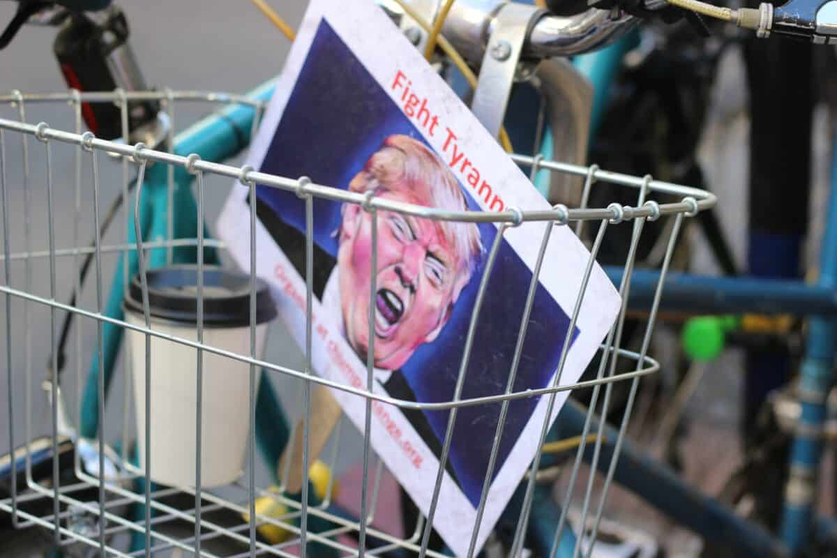 Trump-tyran-revue-de-presse-actualite-le-tote-bag-mamie